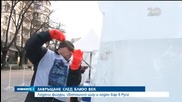Скулптори ваят ледени фигури на фестивал в Русе