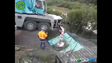 Кран пада в пропаст 