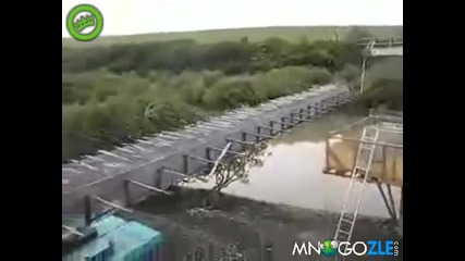 Кран потъна мощно