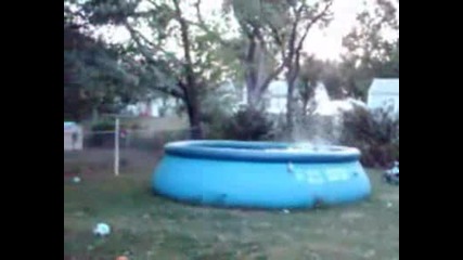 Човек плува в надуваем басейн.flv