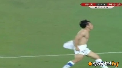 Жоу Тонг от Джиангсу се радва след гол в стил Марио Балотели