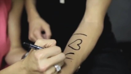 Джъстин си татуира - " I Love You Beliebers " ;д