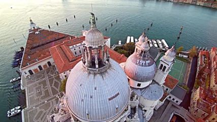 Базиликата " Санта Мария дела Салюте" във Венеция от птичи поглед