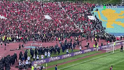 Фенове на ЦСКА нахлуха на пистата след “синя” провокация