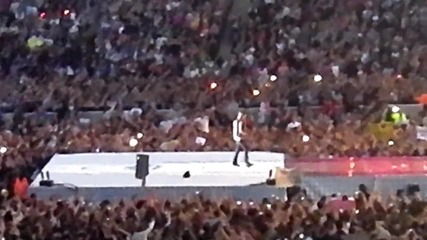 Justin изпълнява "all around the world" на Summertime Ball 2012