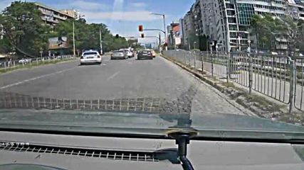 "Моята новина": Полицейска кола минава на червен светофар
