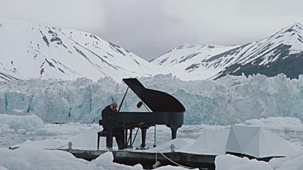 Уникално изпълнение на пиано сред ледовете на Арктика