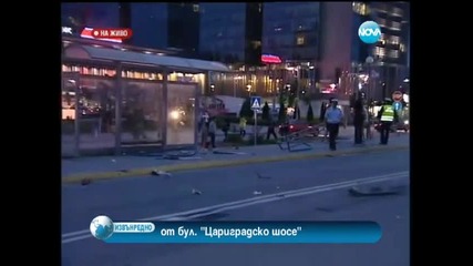 Такси помете хора на автобусна спирка на "цариградско шосе"