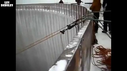 Мъже скачат с бънджи от огромна височина