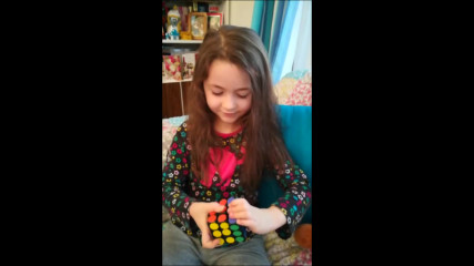 Дете на 5 години реди кубче Рубик