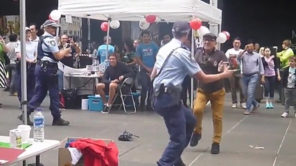 Перфектен начин да поканиш полицайка на танц
