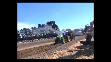Трактор " John Deere " срещу парен трактор в мощна надпревара!