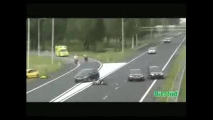 Този отнесе полицая