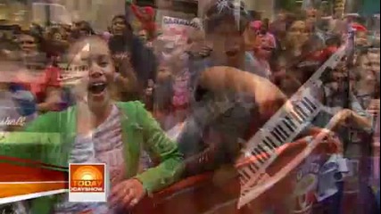 Miley Cyrus - Kicking And Screaming Live On Today Show 28 - 08 - 09