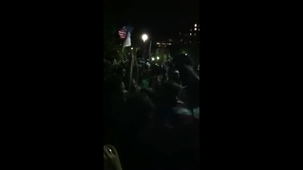 Америка пее Party In The Usa