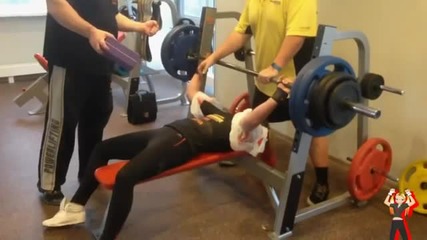 14 годишно рускинче бута 150 кг на лежанка!!!