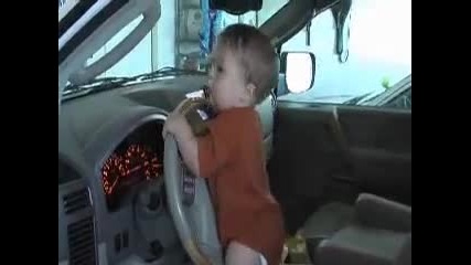 ууникално бебе кара кола