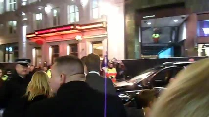 * Семейство Бекъм си тръгват от премиерата на мюзикъла " Viva Forever" 11.12.2012