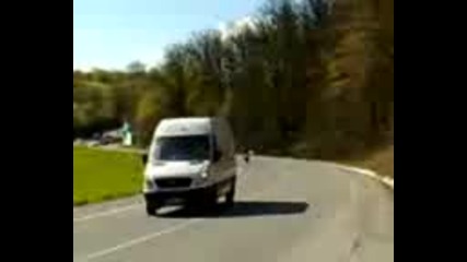 Подрезает авто рокера 