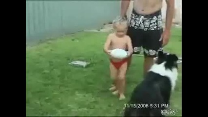 Смешно дете се опитва да ритне топка