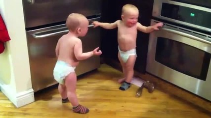 Бебета си говорят на бебешки (смях)