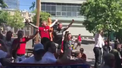 Фенове на Реал и Ливърпул пеят заедно преди финала