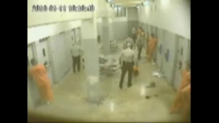 Надзиратели потушават бой в затвора 