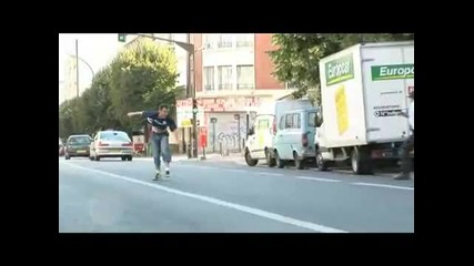 Remi Gaillard - стреля с футболна топка по полицай 