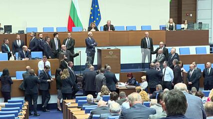 "Възраждане" окупира парламентарната трибуна и блокира работата на депутатите
