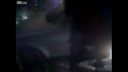 Полицаи спасяват мъж в горяща кола