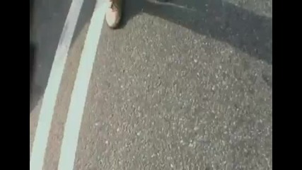 Автомобил блъска мотор