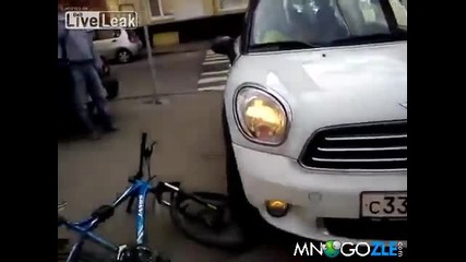 Идиотка гази на пешеходна и тротоар и крещи