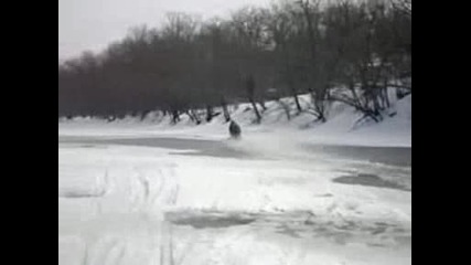 Скок С Моторна Шейна Във Вода