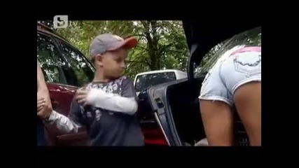 Малкия знае къде да бара! смях! :)