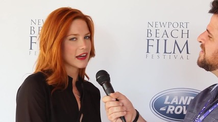 Актрисата Къртни Хоуп дава интервю за филма си Жега (2014)