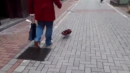 Мъж разхожда невидимото си куче :d