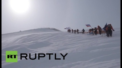 Руски алпинисти сложиха панделка на Св.Георги около върха на вулкана Авача