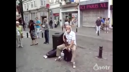 Луд Дедо Изнася Уличен Rock n roll Концерт 