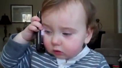 Бебе говори по телефона - смях