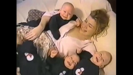 Четири сладки близначета се смеят едновременно