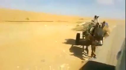 Шофьор пътува през пустинята се натъква на странна сцена.