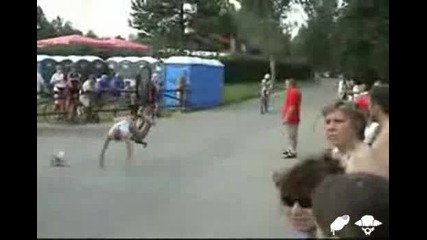 Блондинка пада по лице от колело