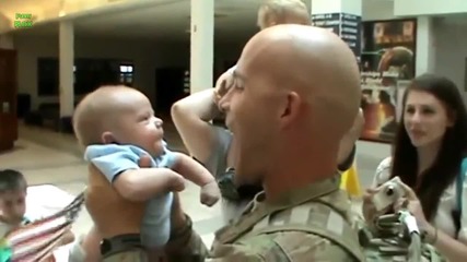 Войници виждат за първи път децата си ..