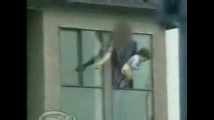 Ужас ! Пиян баша заплашва да изхвърли детето си през прозореца ! 