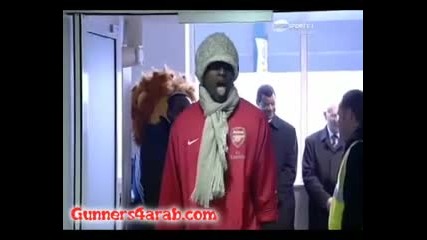 Емануел Адебайор пее 