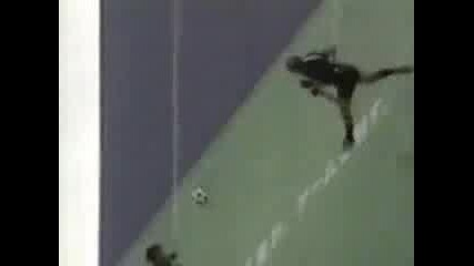 Двама Играят Футбол На Билборд
