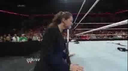 Трите Хикса жестоко преби Даниел Браян - Raw, March 17, 2014