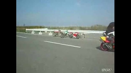 Мотоциклетист отнася топките на друг .. 