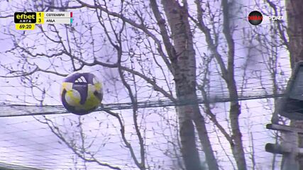 Самаке прати топката над изкуственото игрище