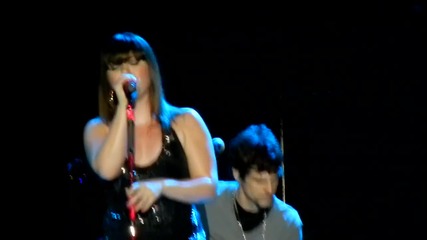Kelly Clarkson sings Demi Lovato Skyscraper
